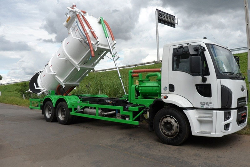 Como é Feita a Limpeza do Caminhão-Pipa?