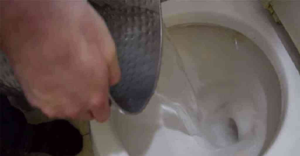 Aprenda Como Desentupir Vaso com Água Quente